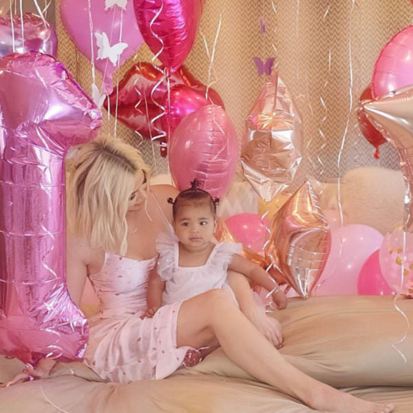Khloé Kardashian ha regalato a True per il suo 1° compleanno un libro Urrà Eroi personalizzato!