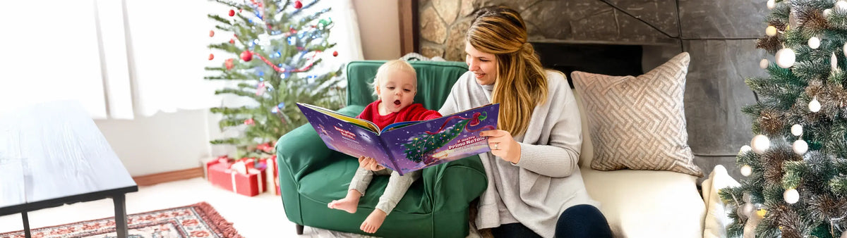 e bambino che legge un libro, albero di Natale sullo sfondo