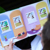 il tema delle stagione e utilizato per illustrare il messagio di questo libro personalizzato.
