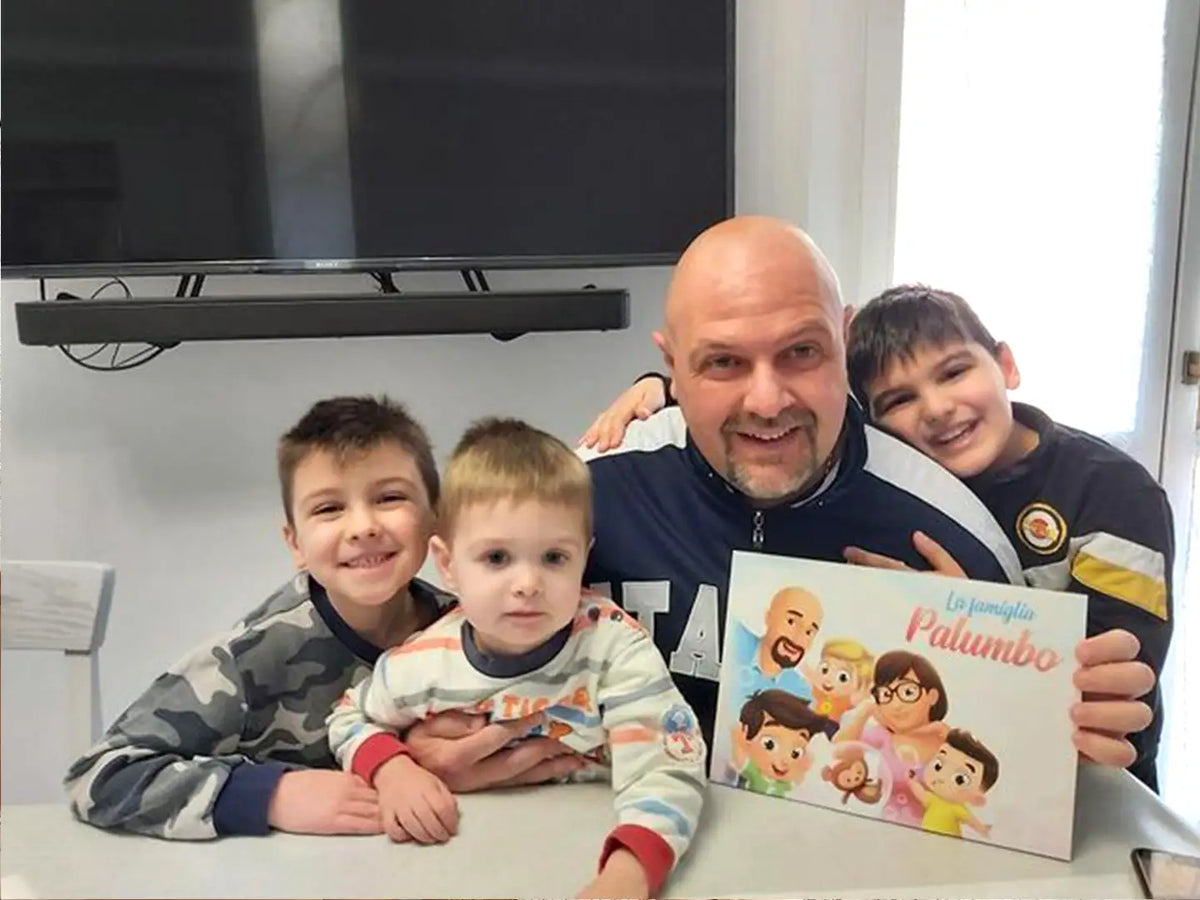 Un padre seduto sul divano e leggendo il libro per famiglie con mamma, papà e 3 bambini