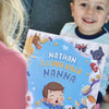 Una Mamma che legge il libro sul rituale della nanna al suo figlio.