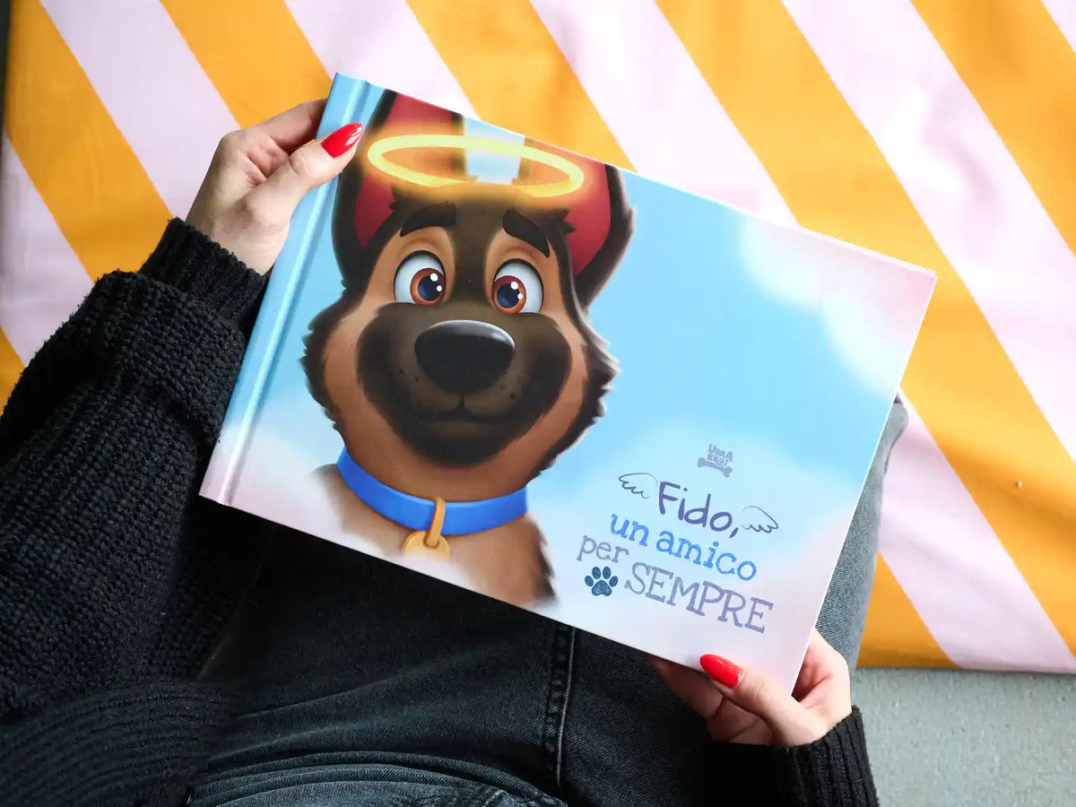 Libro commemorativo personalizzato per cani intitolato "Fido, un amico per sempre" di Urrà Eroi, tenuto da un proprietario—un tributo indimenticabile per un cane amato.