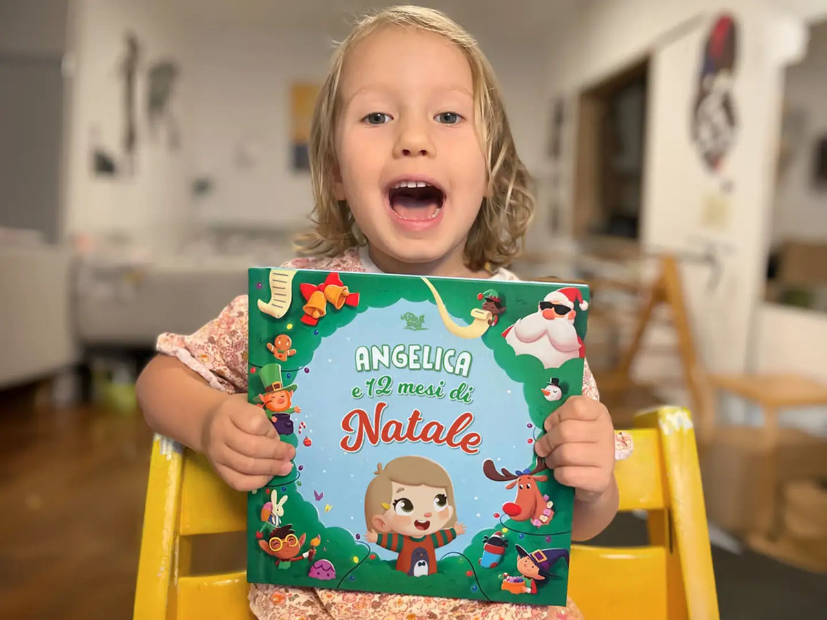 Una bimba tiene in mano un libro di Natale personalizzato, che è il miglior regalo per i bambini a Natale.