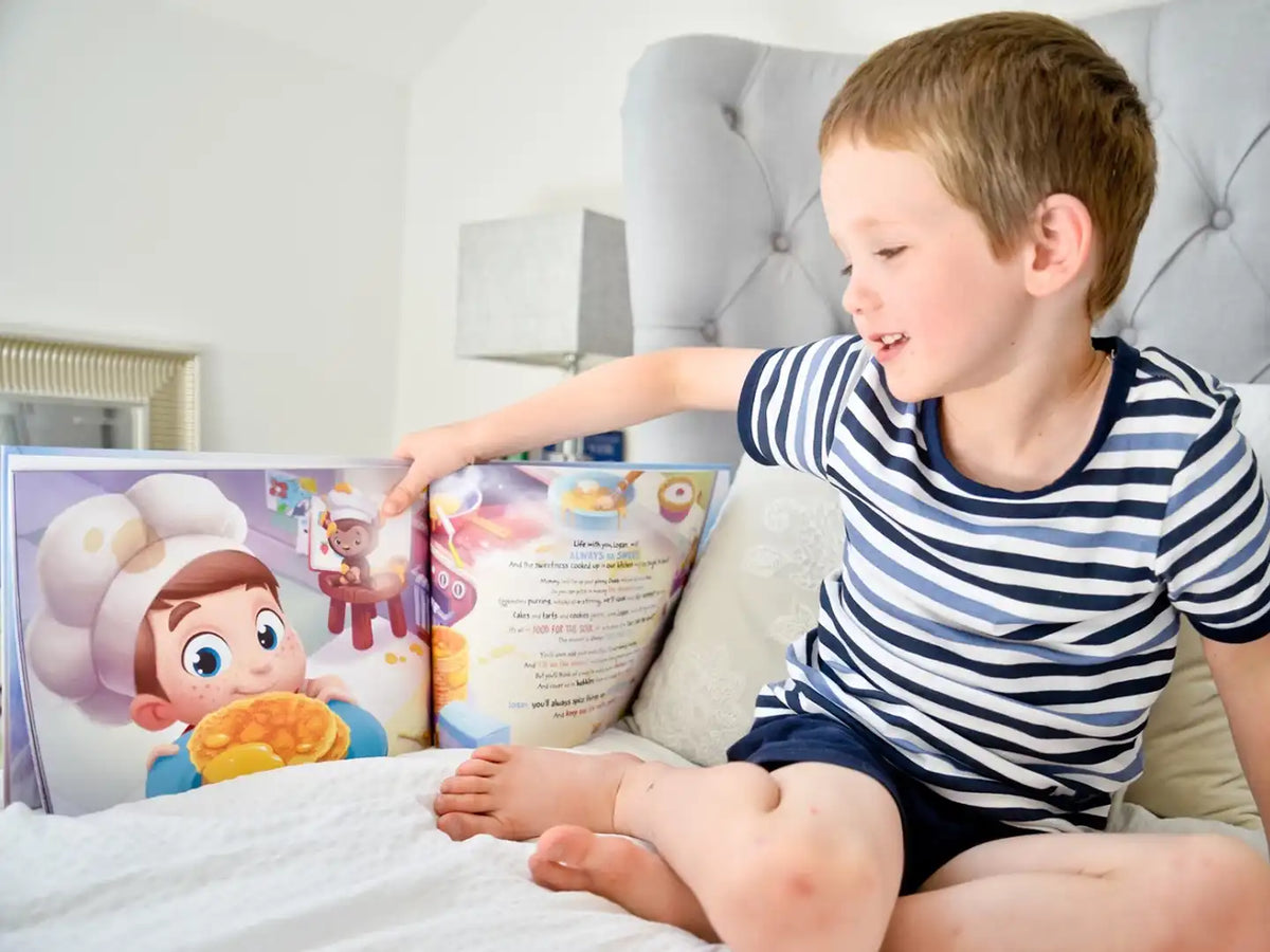Un bambino con il suo libro personalizzato per famiglie.