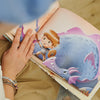 Illustrazione graziosa dal nostro libro di storie personalizzato per bambini di un anno, con lui e il dinosauro.