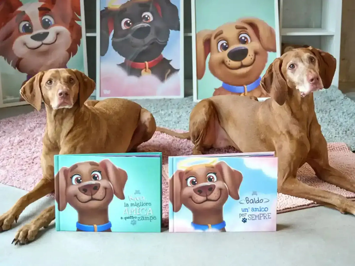 Due cani Vizsla accanto a libri personalizzati di Urrà Eroi con "Kira, la migliore amica a quattro zampe" e "Baldo un' amico per sempre" sulle copertine—regali commemorativi perfetti per chi ama gli animali.