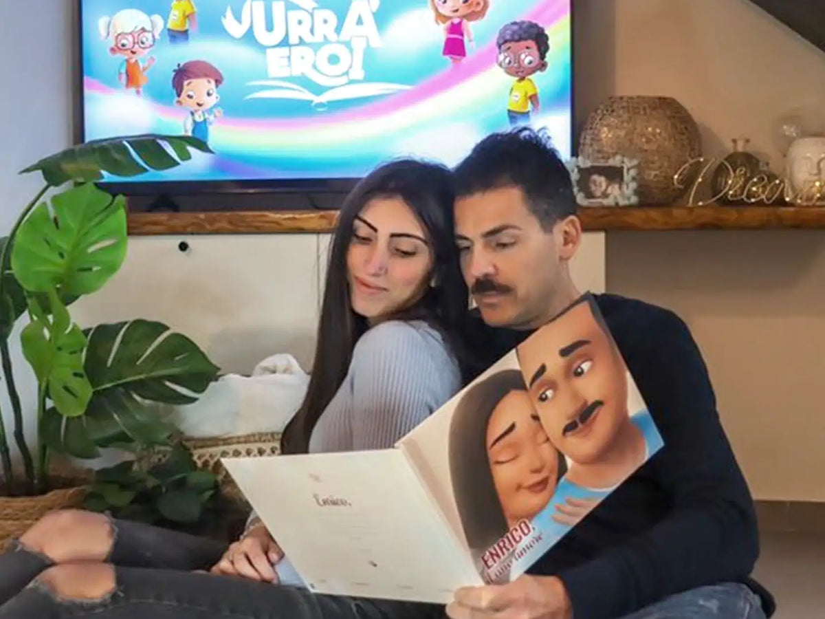Una coppia che legge il proprio regalo di San Valentino.