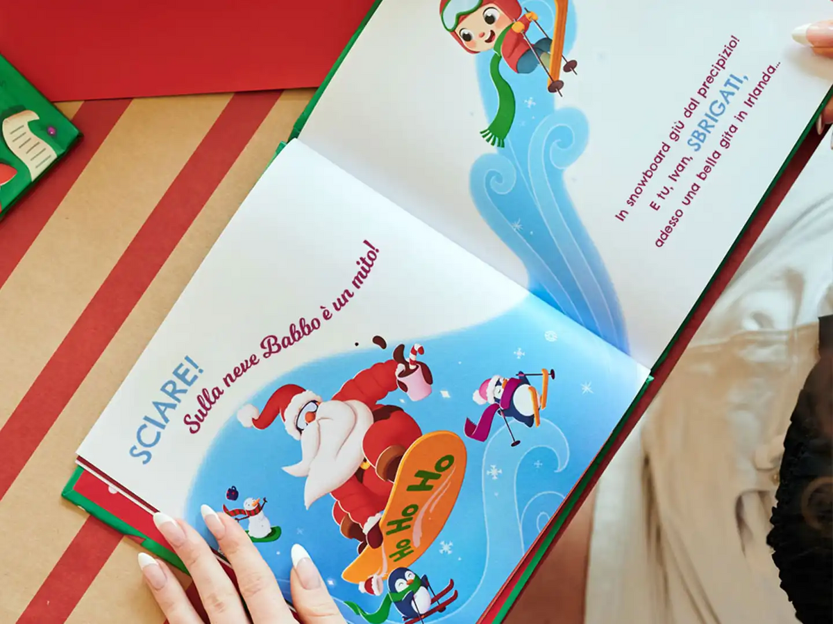 Un'illustrazione di Babbo Natale e il tuo bambino che si divertono durante il Natale in questo libro personalizzato, un regalo di Natale perfetto per i piccoli.