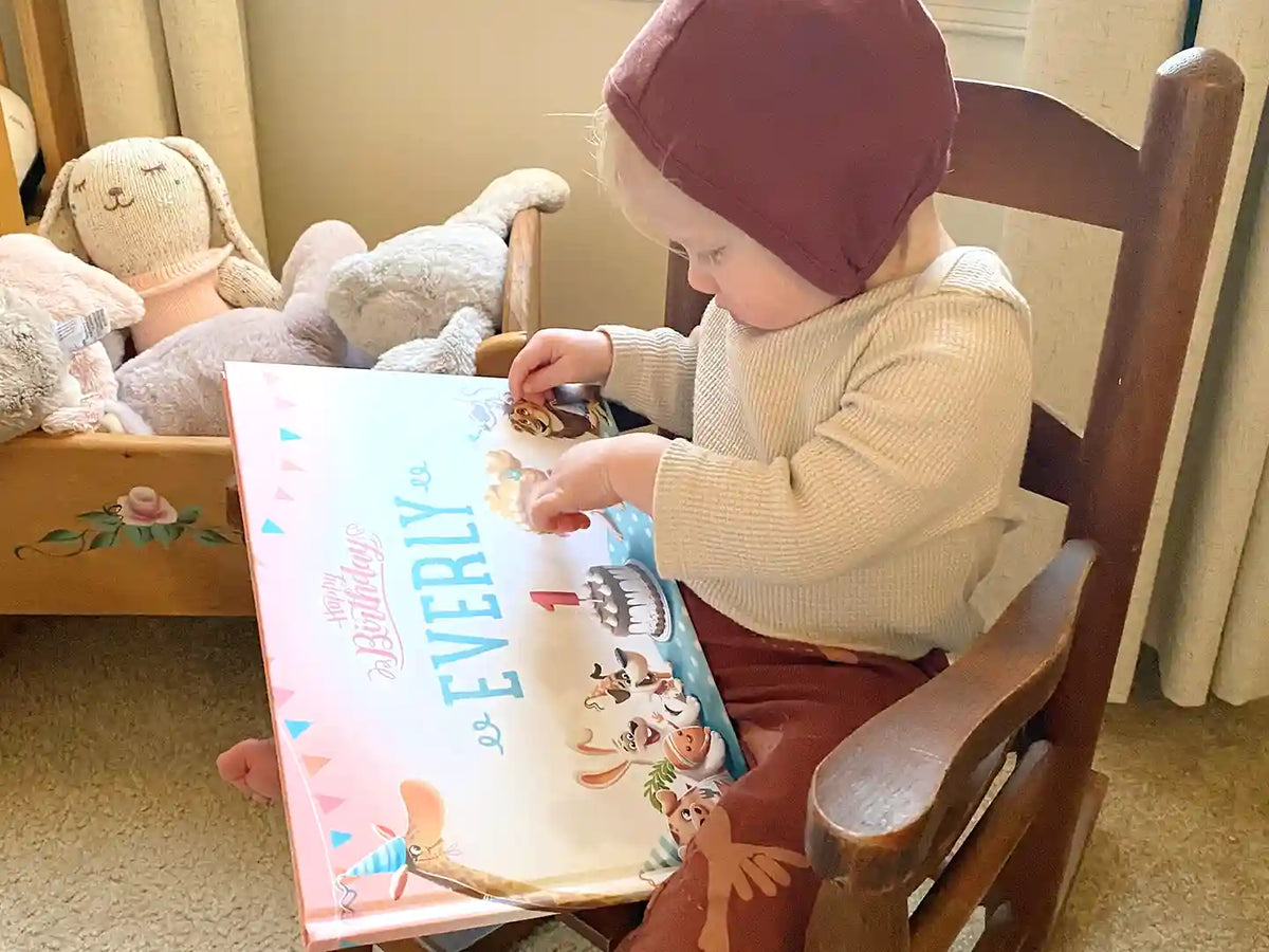 Bambini di un anno che celebrano la magia dei primi compleanni con un libro di storie unico da Urrà Eroi.