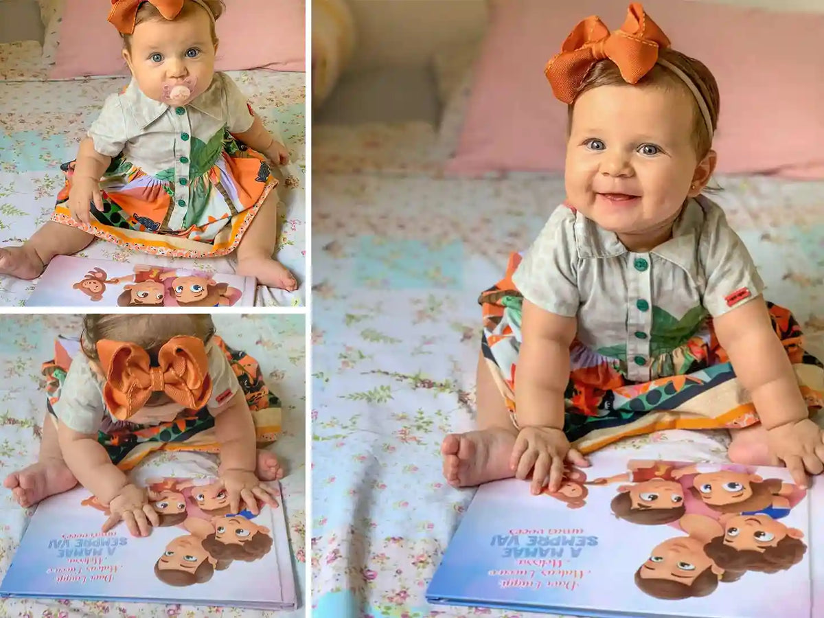 Una bambina felice sta leggendo un libro personalizzato che la rappresenta insieme ai suoi due fratelli e alla mamma.