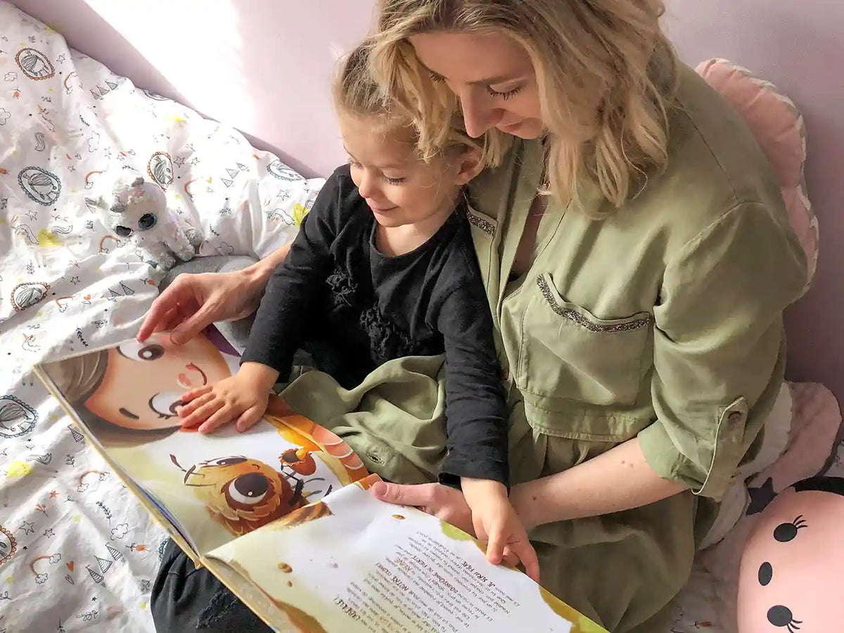 Leggere un libro personalizzato sul compleanno con la mamma è il massimo.