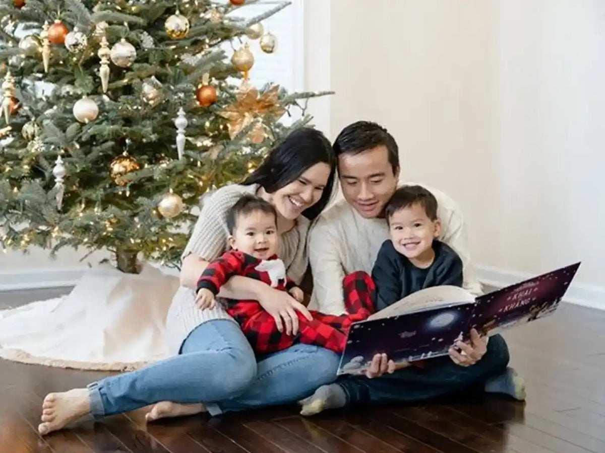 Una famiglia che festeggia il Natale con il regalo più carino di Urrà Eroi, il libro più personalizzato