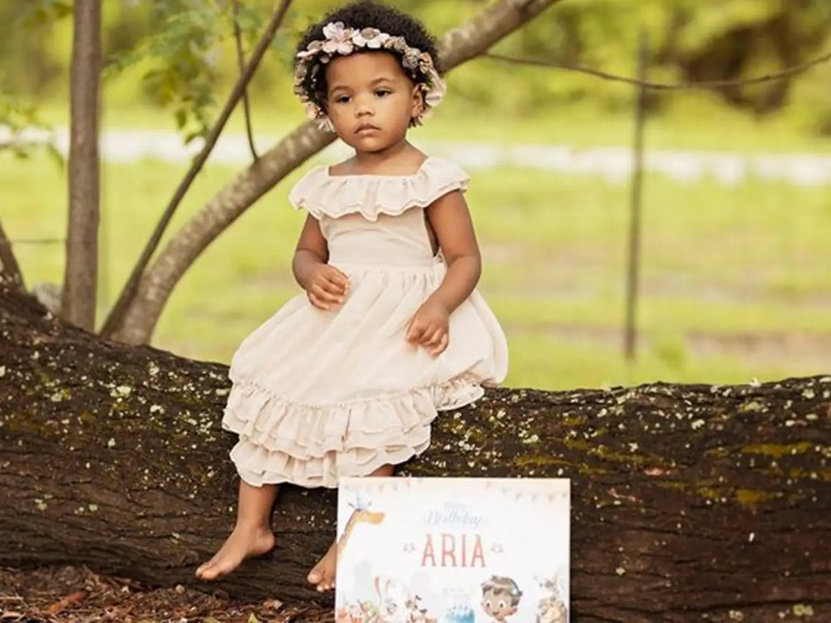 Bambina con il suo fantastico libro di storie personalizzato per il compleanno.