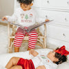 Due bambini leggono il loro libro di Natale, il più bel regalo di Urrà Eroi