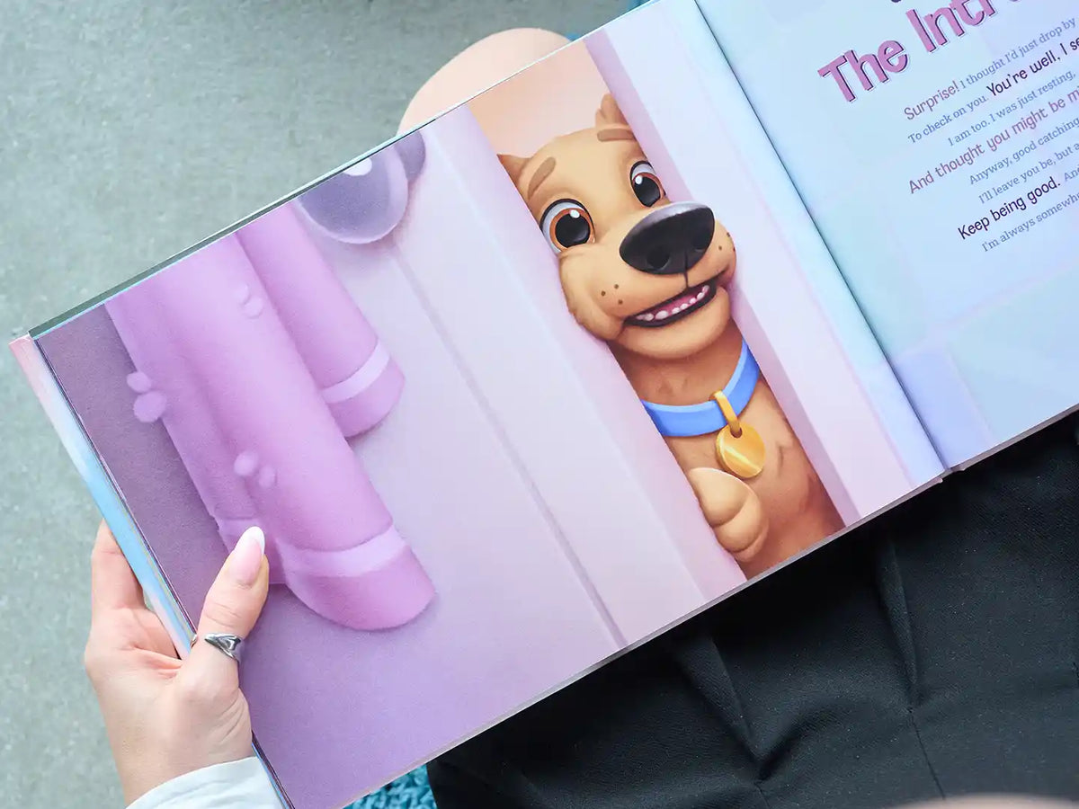 Illustrazione da un libro commemorativo per cani personalizzato con un cucciolo fedele che sbircia dalla porta—simbolo del fatto che il tuo cane non ti ha mai lasciato solo, un ricordo commovente per affrontare il lutto.
