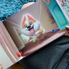 Illustrazione da un libro commemorativo per cani personalizzato con un cucciolo fedele che sbircia dalla porta—simbolo del fatto che il tuo cane non ti ha mai lasciato solo. 