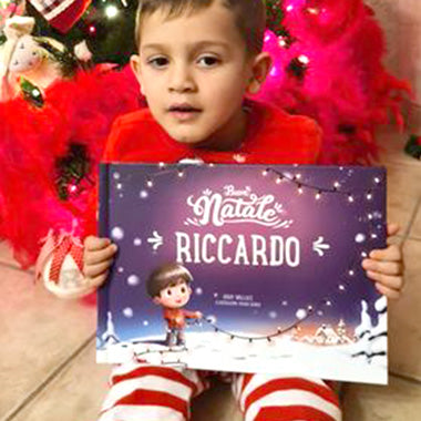 In questo meraviglioso libro di Natale personalizzato, immergete uno o due bambini nella magia delle feste.