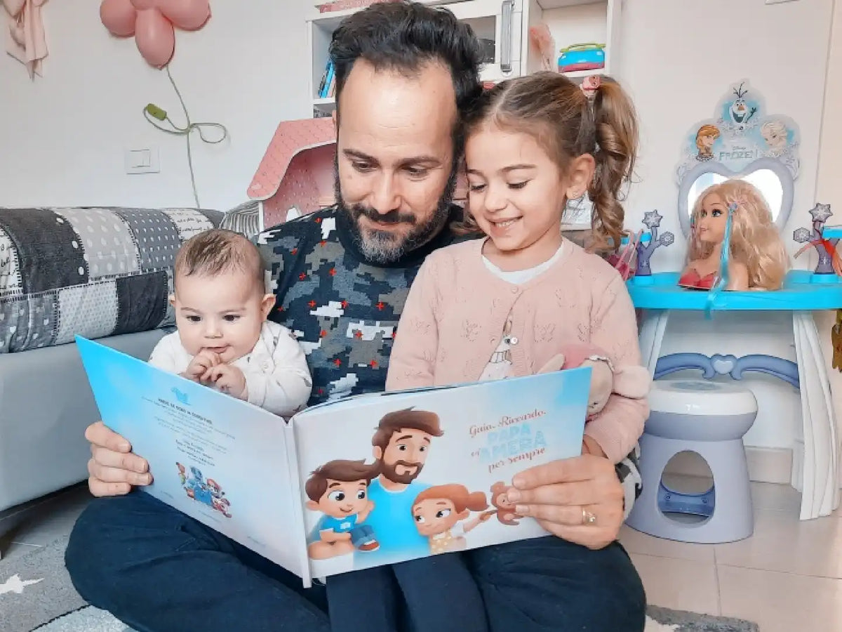 Un regalo personalizzato per la Festa del Papà che farà emozionare papà! Questo libro personalizzato di Urrà Eroi lo presenta insieme ai suoi due bambini in tante divertenti avventure.