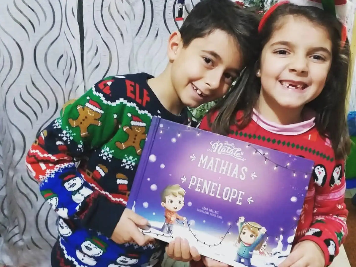 Due bambini sorridono alla macchina fotografica con il loro libro personalizzato da Urrà Eroi 