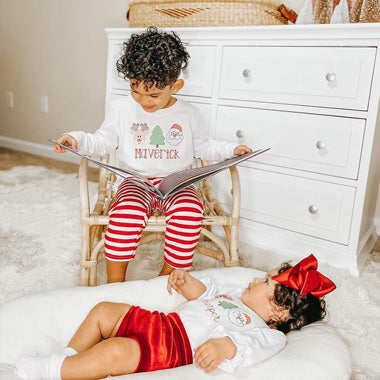 In questo meraviglioso libro di Natale personalizzato, immergete uno o due bambini nella magia delle feste.