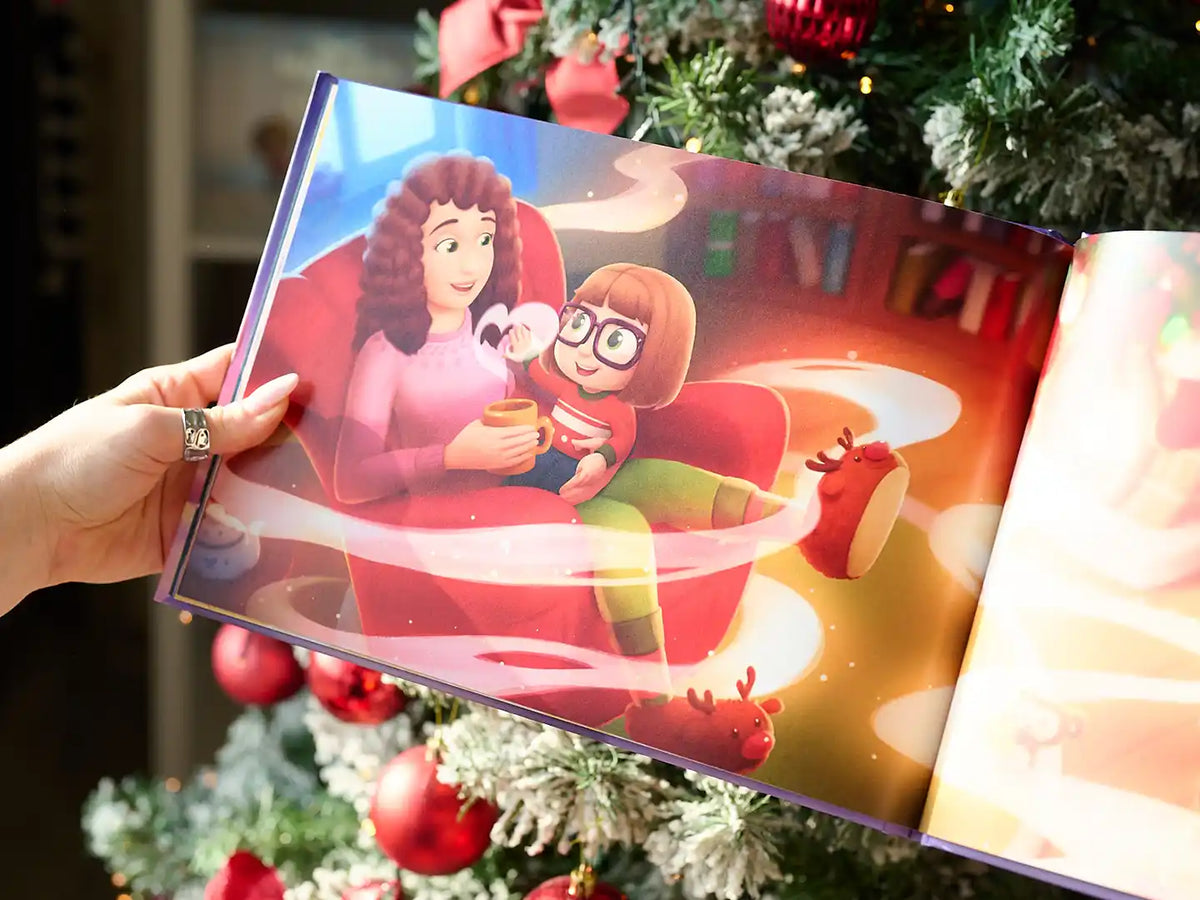 Una simpatica illustrazione tratta da un libro personalizzato per il primo Natale per la mamma e il suo piccolo.