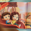 Illustrazione colorata dei fratelli personalizzati dal libro su misura su papà e i suoi bambini, un regalo perfetto per la Festa del Papà.