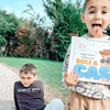 Due fratelli con il loro nuovo libro personalizzato sullo stare a casa da soli.
