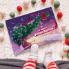 Libro personalizzato “Il nostro Primo Natale 2025” con Kevin & Mami, circondato da decorazioni – regalo di Natale per mamma e bambino.