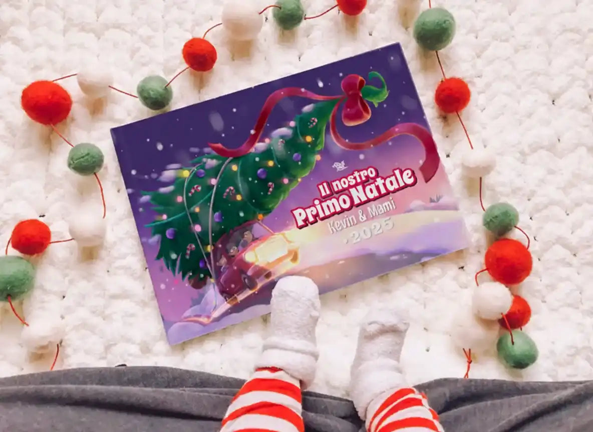 Libro personalizzato “Il nostro Primo Natale 2025” con Kevin & Mami, circondato da decorazioni – regalo di Natale per mamma e bambino.